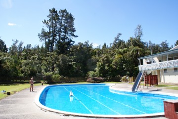 Crowded pool at Sapphire Springs